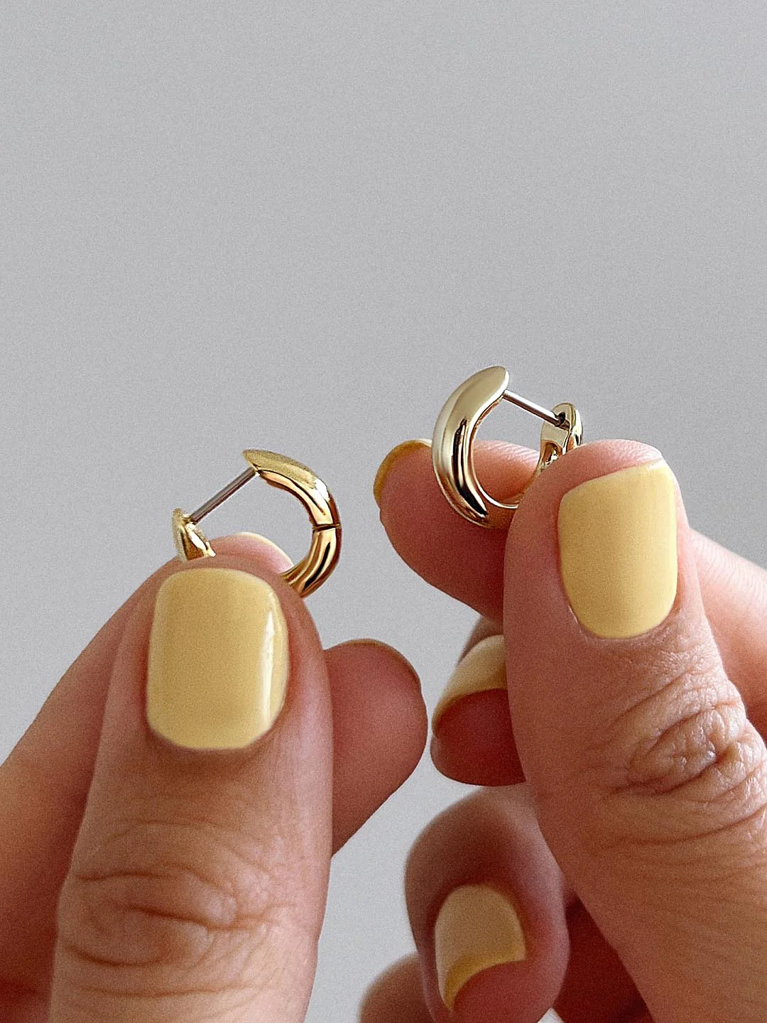 Bold Huggie Hoops - Giulia - Image 3
